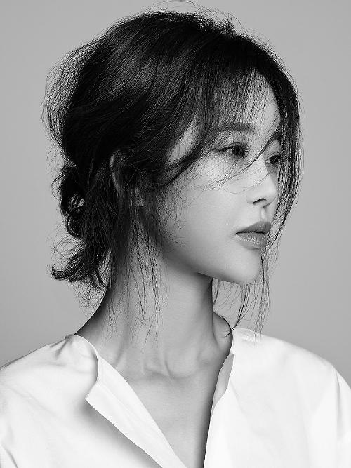 Ballad Queen Baek Z Young tops music charts with new single