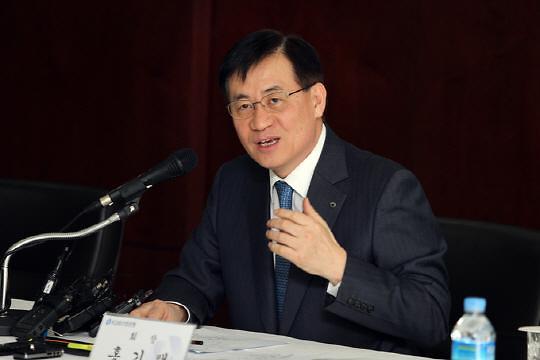 韩国KDB产业银行行长洪起泽出任亚投行副行长 曾获斯坦福大学博士学位