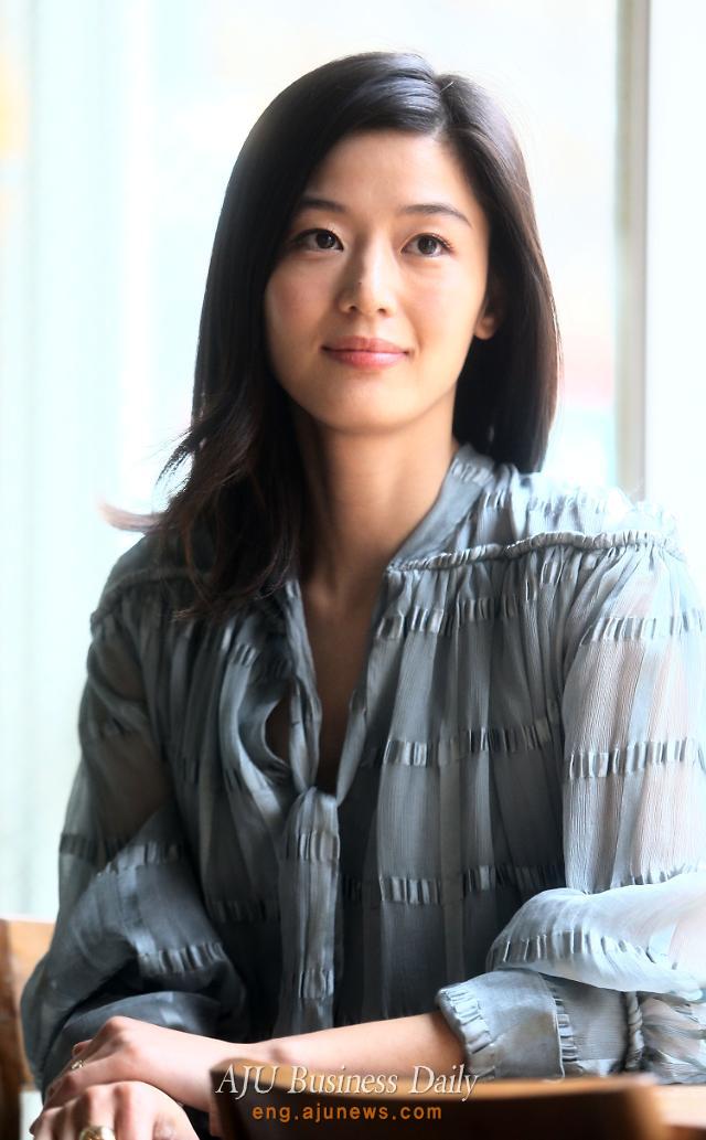 Top actress Jun Ji-hyun welcomes a son