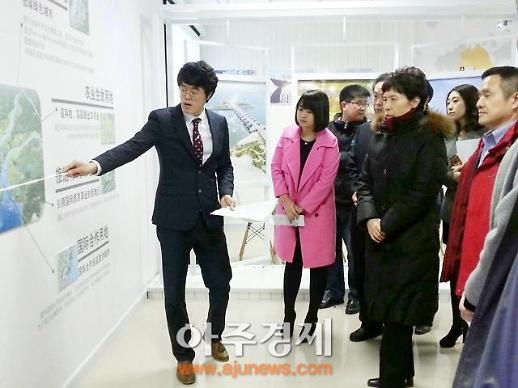 <영상산둥성>새만금산단 설명하는 황원진 군산시 옌타이대표처 대표 [중국 옌타이를 알다(101)]