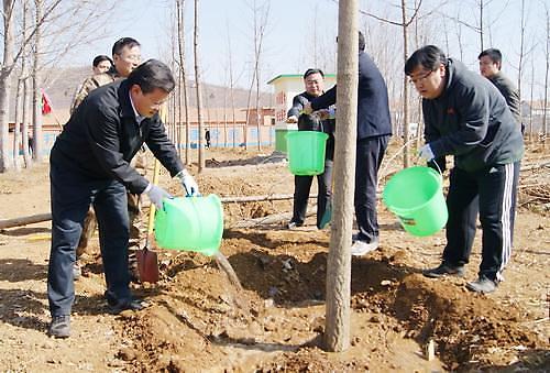 <영상산둥성>식수행사에 참석한 멍판리 옌타이시 당서기 [중국 옌타이를 알다(105)]