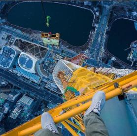 Notorious urban climber conquers 610m-high Lotte Tower