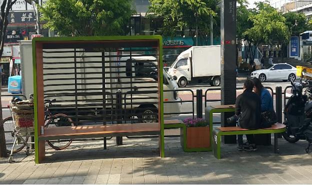 <span class='bd'>[동작구가 노량진역 3번 출구 앞 노점이 있던 공간에 주민들이 앉아서 쉴 수 있는 휴게시설을 설치한다. 사진=동작구 제공]</span>
