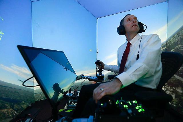 Veteran pilot loses in simulation air combat with AI 