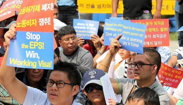 韩国外籍劳动者工作环境恶劣 睡塑料大棚被拖欠工资