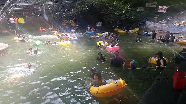 Heat-baked South Koreans gather in secret creeks to stay cool