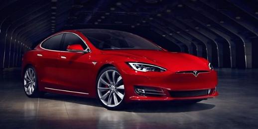 Tesla agrees to open electric car retail store in new shopping complex   