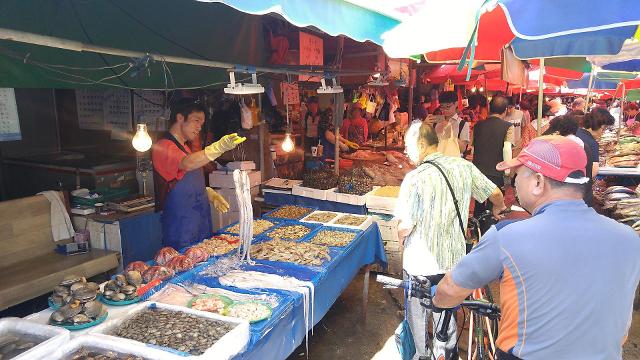[AJU VIDEO] Kyung Dong markets fishery stands wait for Chuseok holiday shoppers