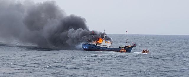 韩国海警向中国渔船投放爆音弹 致3名中国船员死亡