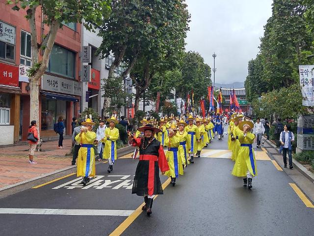 Colorful Joseon Dynasty royal parade re-enacted in South Korea  