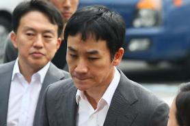 Actor Uhm accused of buying sex at massage parlor
