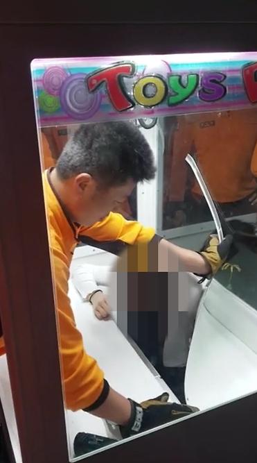 [AJU VIDEO] Drunken woman gets stuck in toy vending machine