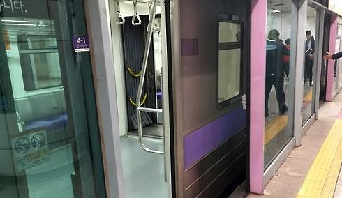 地铁自动玻璃防护门再酿惨剧 一天三起事故运输业罢工两小时内中断