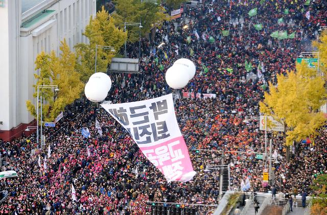 Mass rally demanding Parks resignation descends in central Seoul