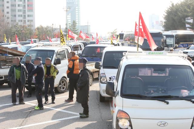 农民自驾车赴首尔参加示威 