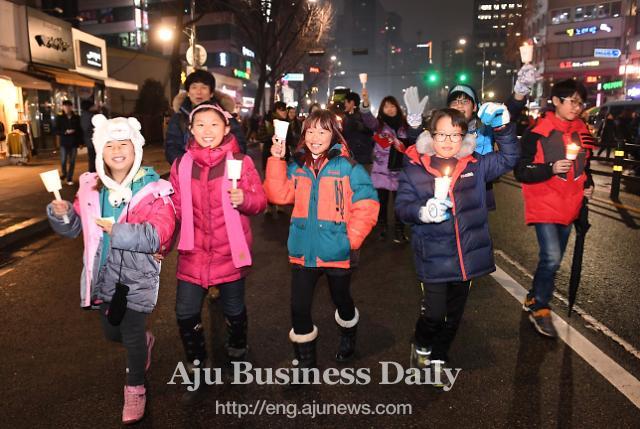 S. Korea creates new history with peaceful candle-lit rallies