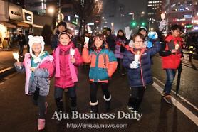 S. Korea creates new history with peaceful candle-lit rallies