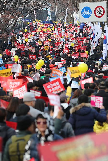 [Gallery] Hundreds of thousands of people gather in Central Seoul demanding President Parks resignation