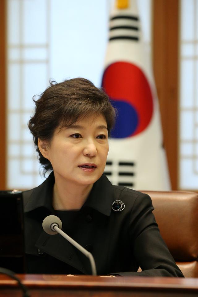 Hairdo becomes new political football in President Parks scandal