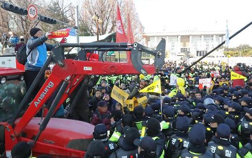 各地农民驾驶拖拉机参加集会 要求弹劾朴槿惠