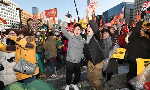 扛起大旗走上街头 欢呼雀跃的市民