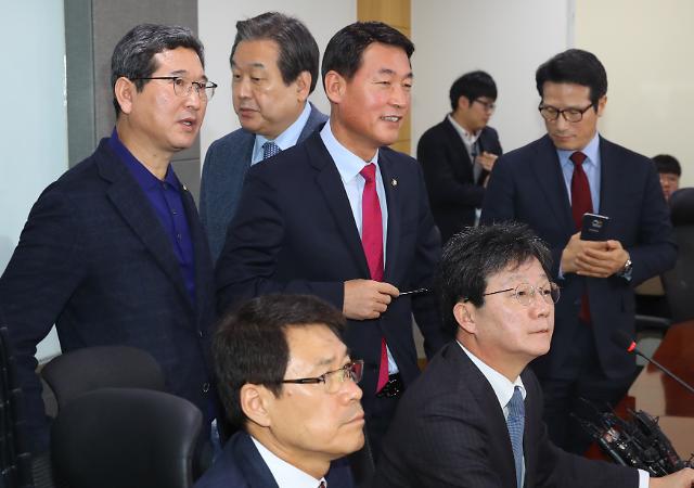 Dozens of ruling party legislators agree to form new conservative party