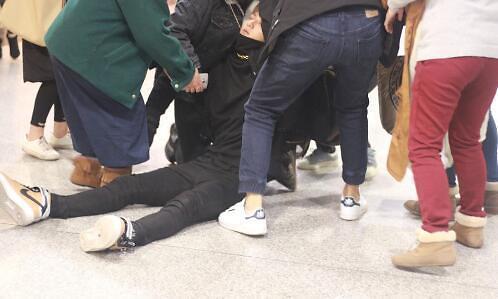 前男团EXO成员黄子韬身体透支晕倒在机场