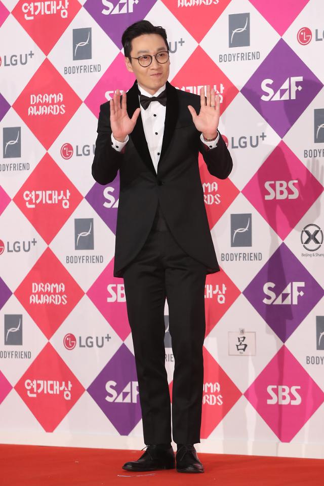  SBS 연기대상 진행 맡은 이휘재 씨가 무례한 진행에 대해 사과했다. (서울=연합뉴스) 강민지 기자 = 개그맨 이휘재가 31일 오후 서울 마포구 SBS프리즘타워에서 열린 '2016 SAF SBS 연기대상' 레드카펫에 참석해 포즈를 취하고 있다. 2016.12.31 mjkang@yna.co.kr/2016-12-31 19:32:18/ <저작권자 ⓒ 1980-2016 ㈜연합뉴스. 무단 전재 재배포 금지.>[<저작권자 ⓒ 1980-2016 ㈜연합뉴스. 무단 전재 재배포 금지.>]