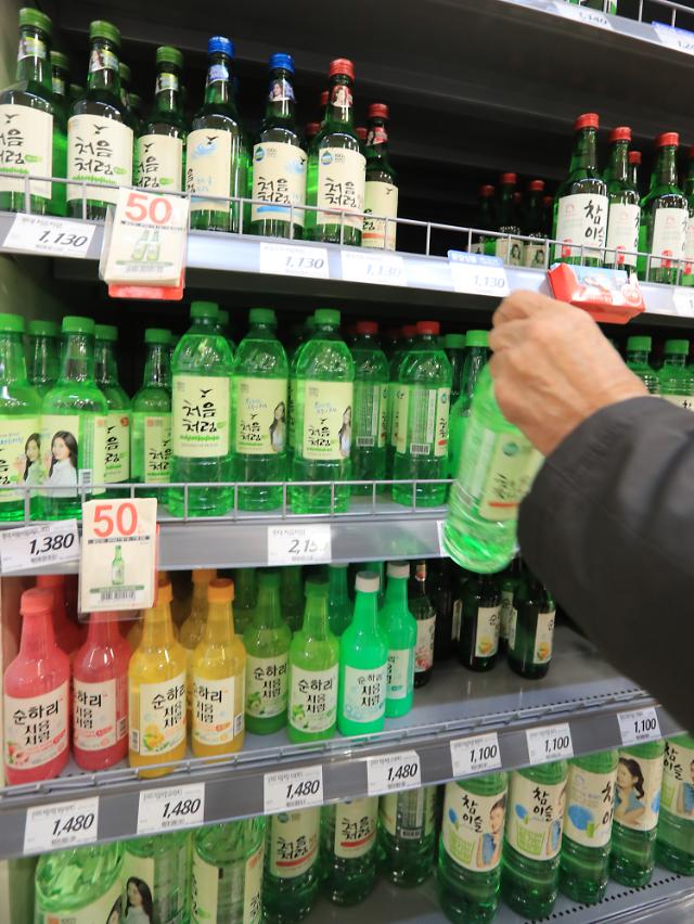  Price hike infuriates soju lovers in S. Korea