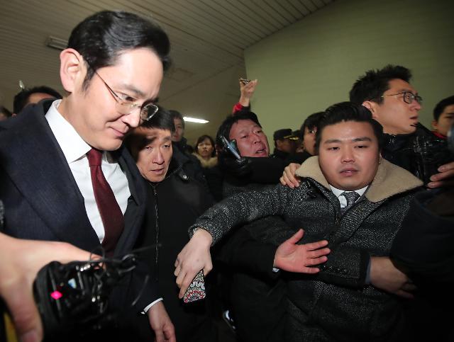 Samsungs de facto head released from gruelling marathon interrogation