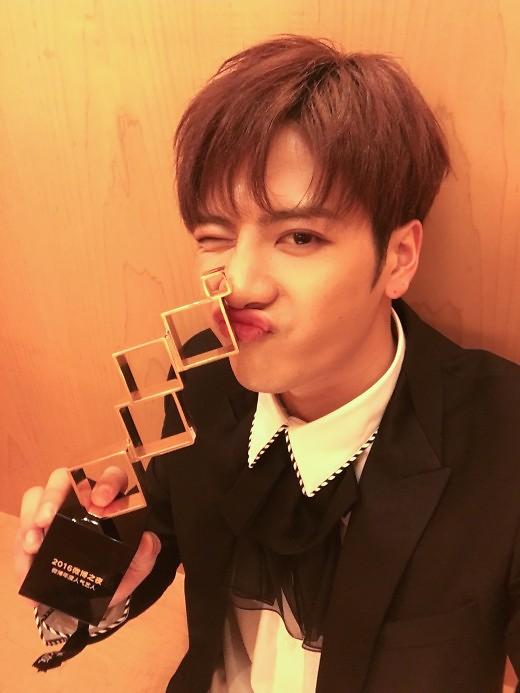 GOT7成员Jackson获中国“2016微博之夜”年度人气艺人奖