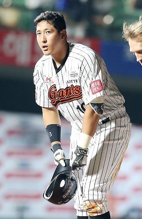 San Francisco Giants scouts Korean third baseman Hwang Jae-gyun