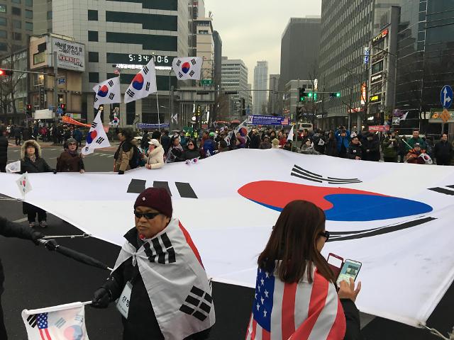 [AJU VIDEO] 韩国拥护朴槿惠势力举行大规模集会 反对总统弹劾案