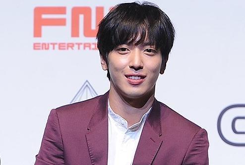 CNBLUE郑容和19日参加《寄宿房的女儿们》录制