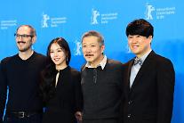 ホン・サンス監督と女優キム・ミニ、ベルリン国際映画祭に同伴参加