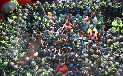 Shareholders endorse Hyundai shipyards spin-off in turbulent meeting 