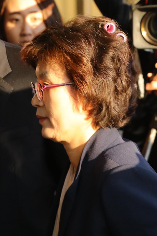 [IMPEACHMENT] Female chief justice steals show with her hair in pink rollers