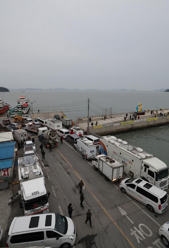 “岁月”号打捞试验附近港口大量媒体车辆聚集