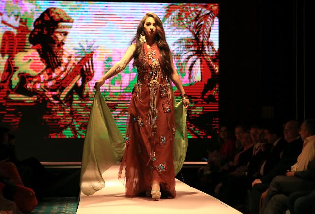[GLOBAL PHOTO] A model on the stage at a fashion show in Iraq
