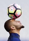 [GLOBAL PHOTO] Layvin Kurzawa performs soccer trick