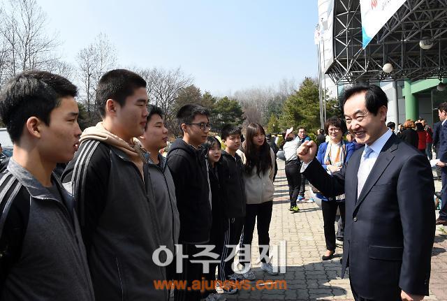 〈포토〉 생활체육대축전 화이팅 외치는 안병용 의정부시장 아주경제