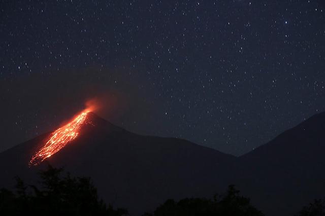 [GLOBAL PHOTO] Lava flows from the Fuego volcano
