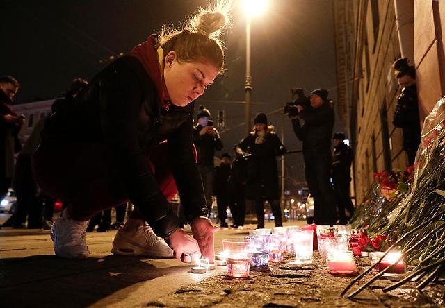 [GLOBAL PHOTO] Woman pays tribute to victims of St.Petersburg terror attack