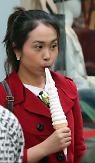 [PHOTO] Warm Seoul weather perfect for cone of ice cream