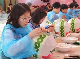 [PHOTO] Buddhist busy crafting ceremonial lotus lanterns