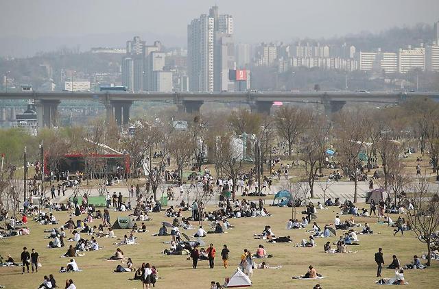 [PHOTO] Daydreamers enjoy spring at Han River park