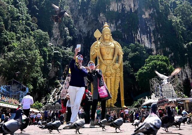 [GLOBAL PHOTO] Tourists take selfie at Malaysias tourist spot