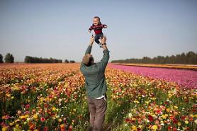 [GLOBAL PHOTO]  Playing with daddy