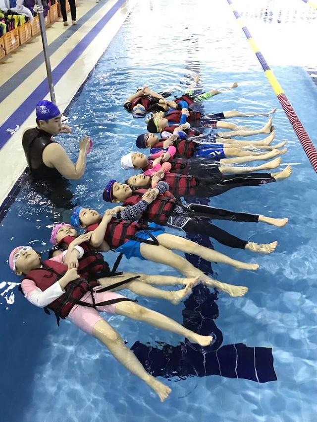 [PHOTO] Survival swimming lesson