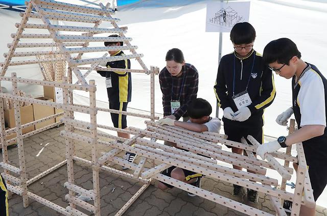 [PHOTO] School students try building model house